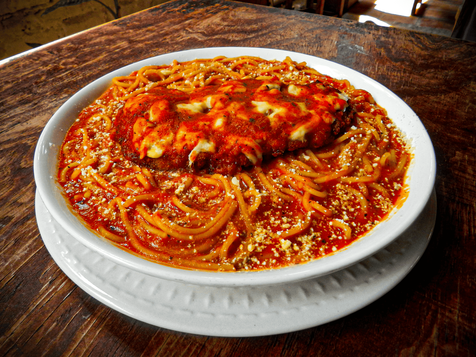 POLLO A LA PARMESANA CON SPAGHETTIS